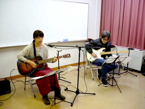 40代女性の生徒さんと講師のギター演奏の様子