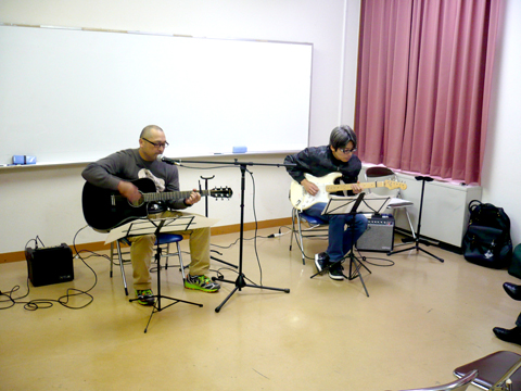 40代男性の生徒さんと講師のギター演奏の様子を別角度から
