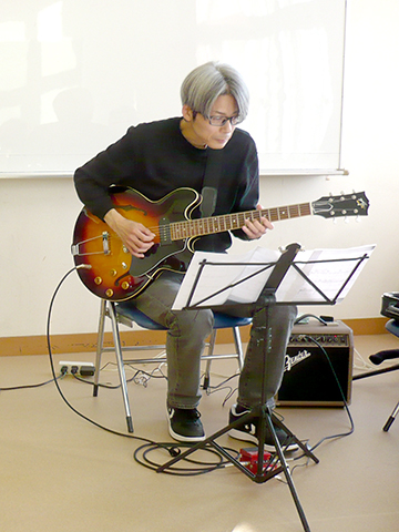 講師のギター演奏の写真