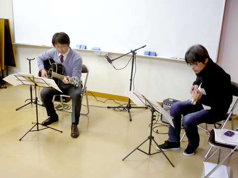 40代男性の生徒さんと講師のギター演奏の様子