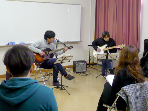 30代男性の生徒さんと講師のギター演奏の様子