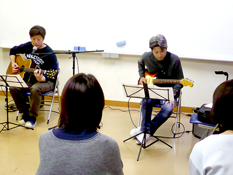 40代男性の生徒さんと講師のギター演奏を別角度から