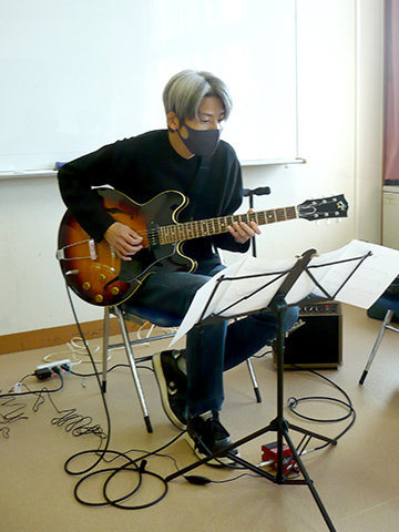 ギターを弾く講師の写真